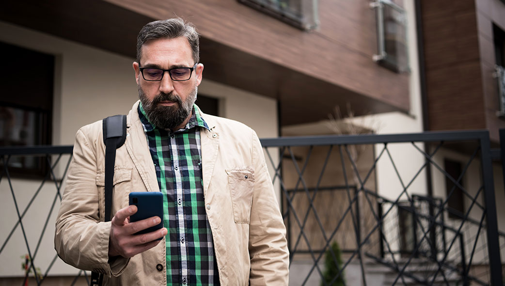 Private investigator using idiCORE app for investigations